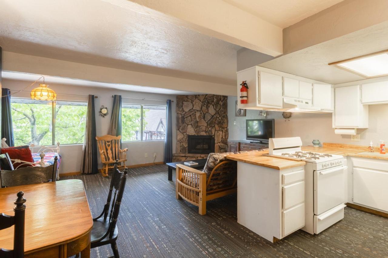 ביג בר לייק Village Suites Inn - American Black Bear - Perfect Location, In The Village! Can'T Be Better! מראה חיצוני תמונה