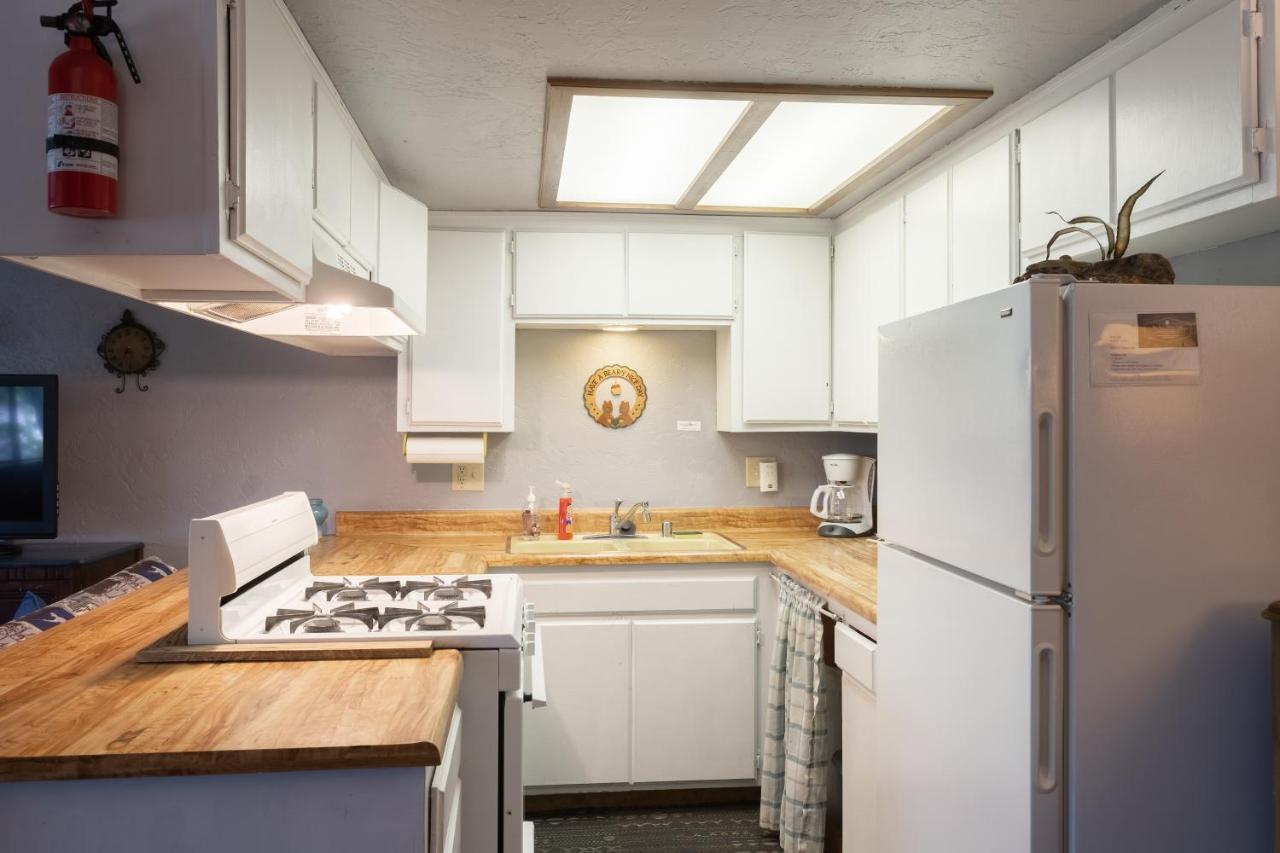 ביג בר לייק Village Suites Inn - American Black Bear - Perfect Location, In The Village! Can'T Be Better! מראה חיצוני תמונה